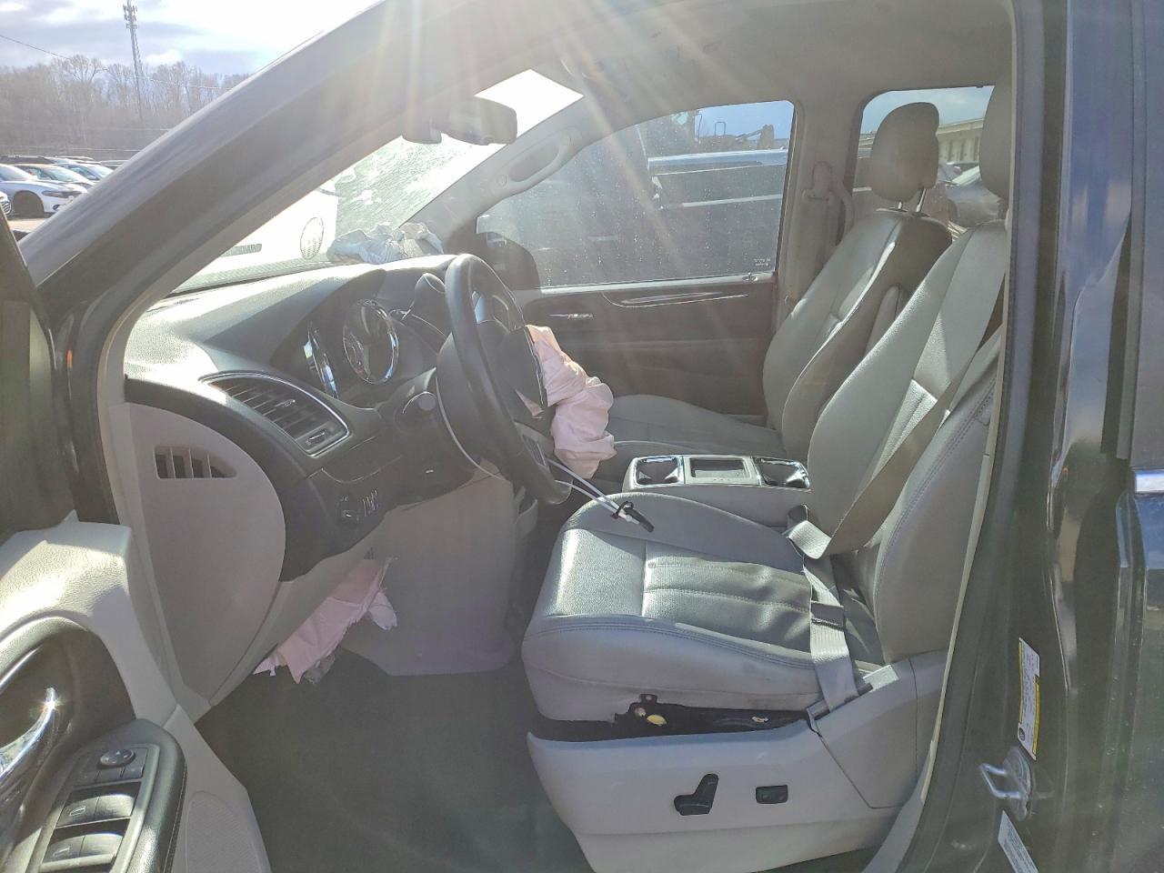 2012 Chrysler Town & Country Touring l