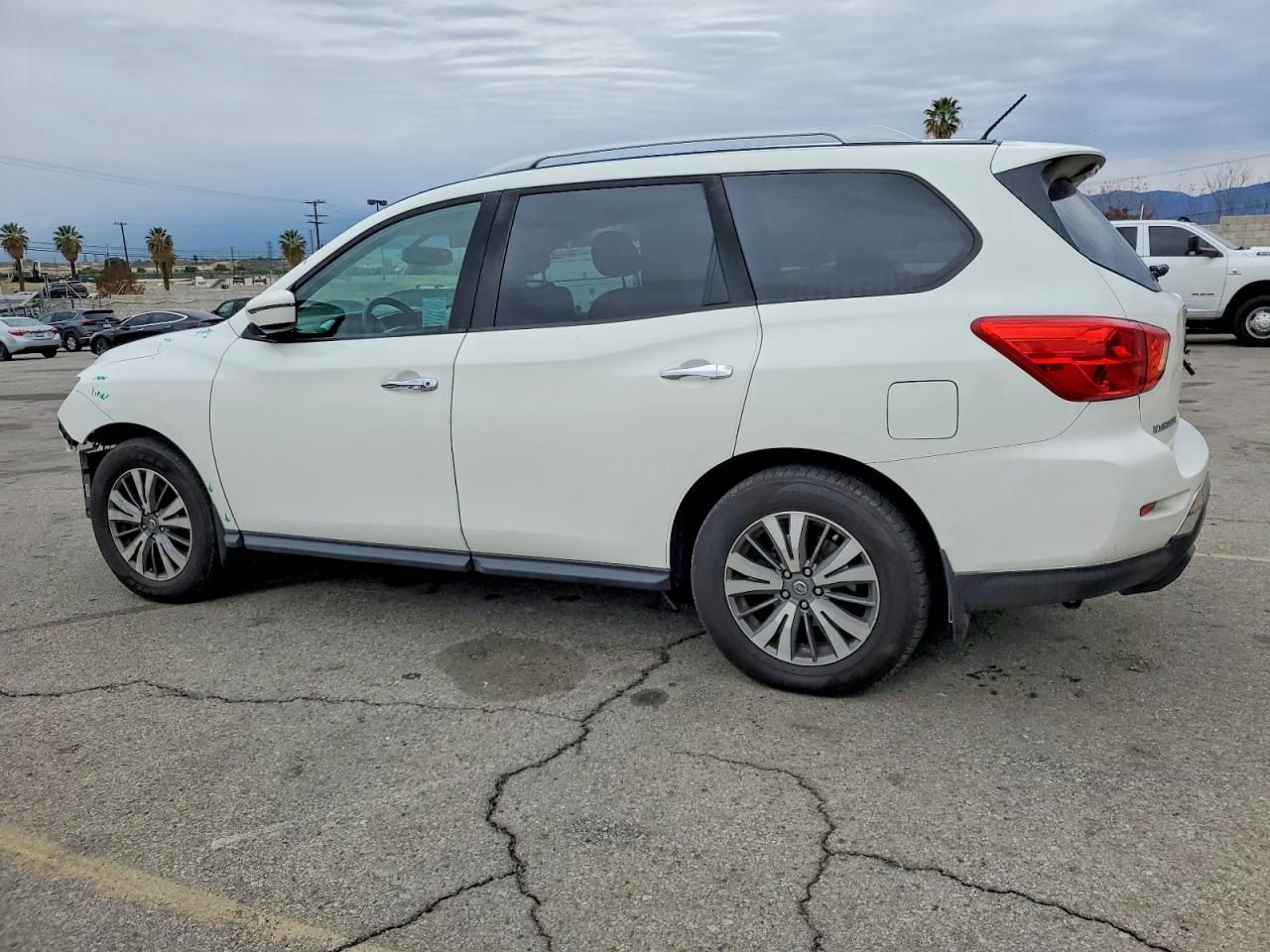 2017 Nissan Pathfinder s