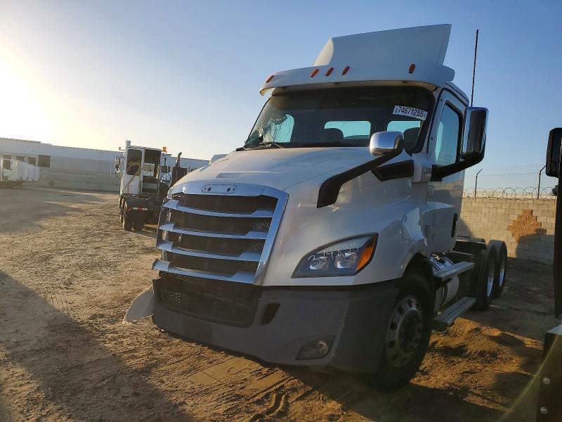 2021 Freightliner Cascadia 116 Semi Truck