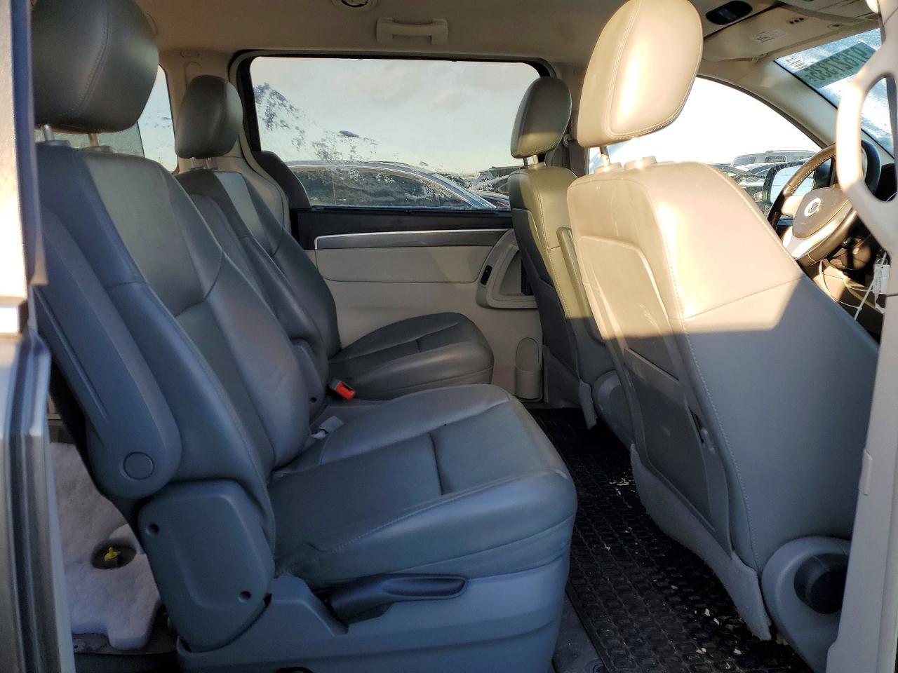 2010 Volkswagen Routan se