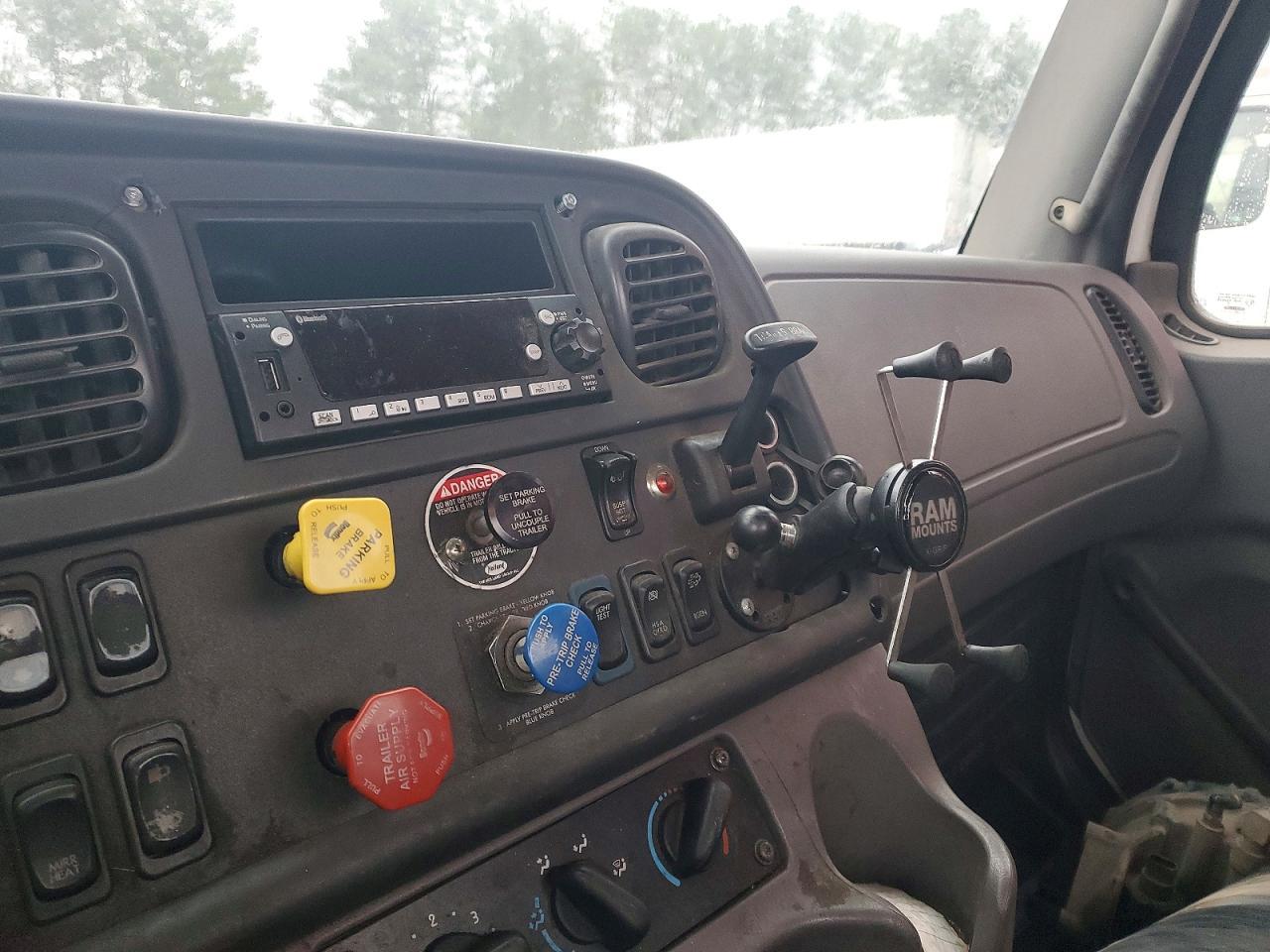 2015 Freightliner Business Class M2 Semi Truck