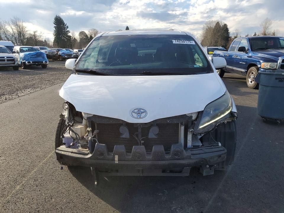 2015 Toyota Sienna Sport