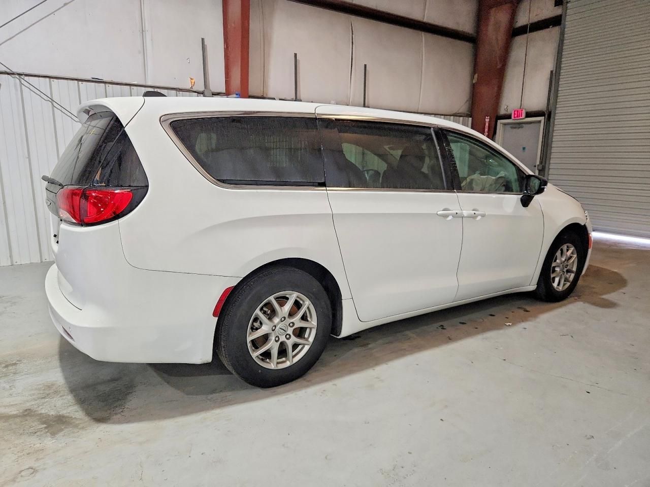 2024 Chrysler Voyager lx