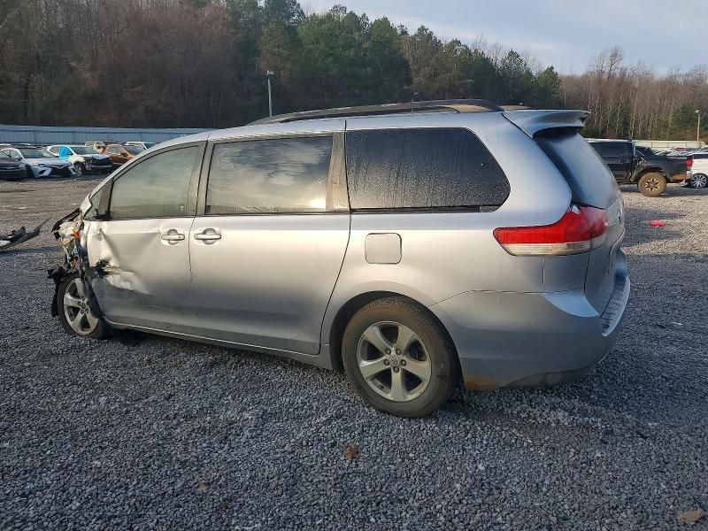 2011 Toyota Sienna le