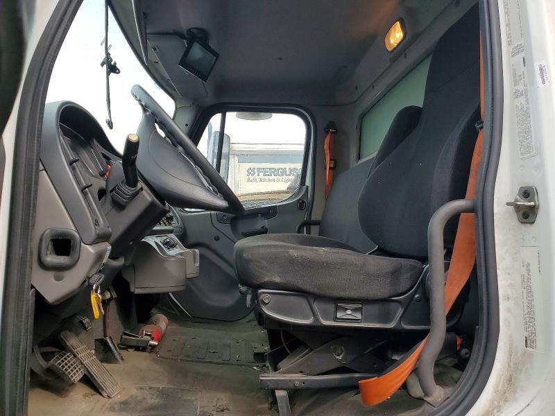 2015 Freightliner Business Class M2 BOX Truck