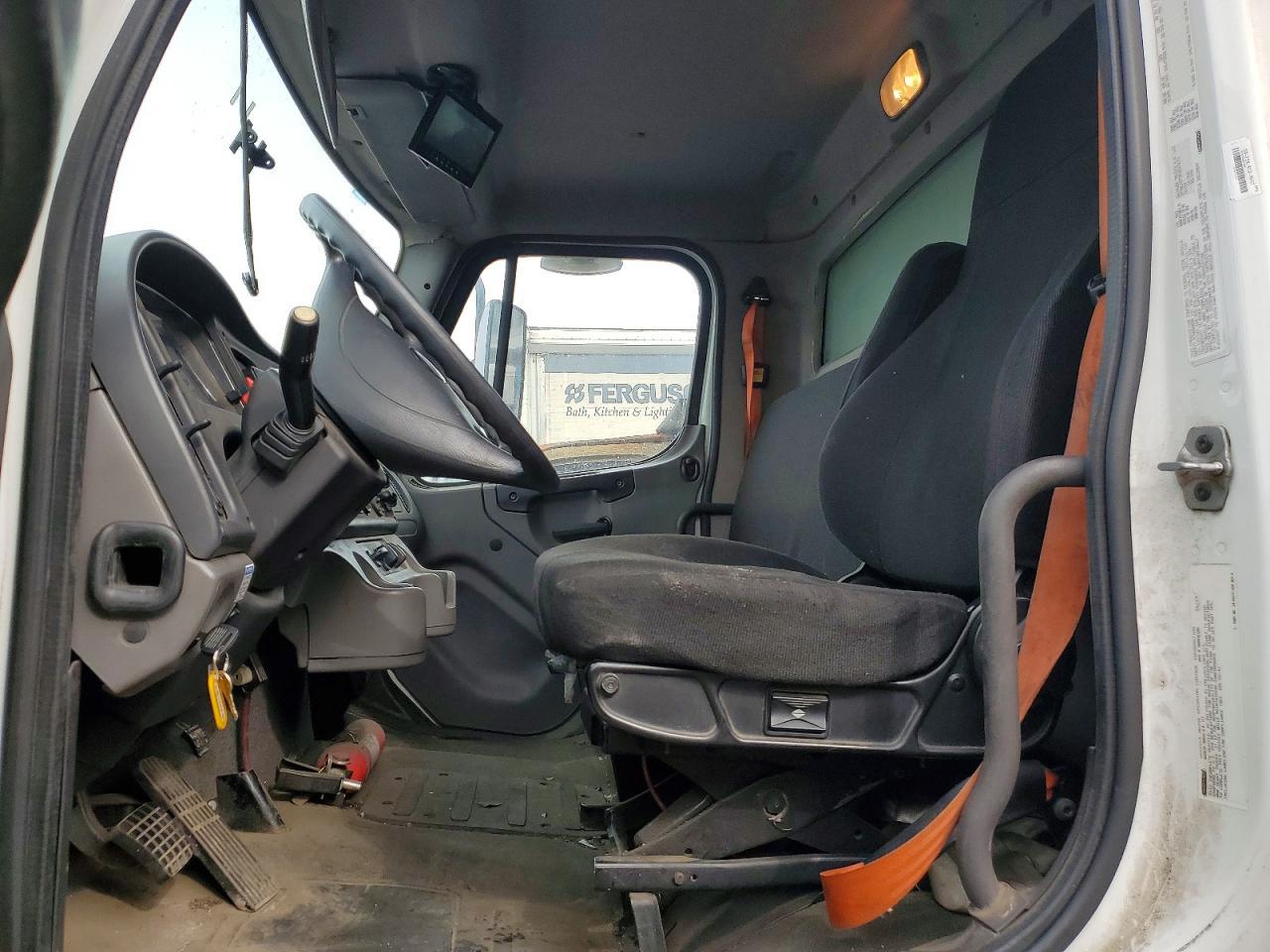 2015 Freightliner Business Class M2 BOX Truck