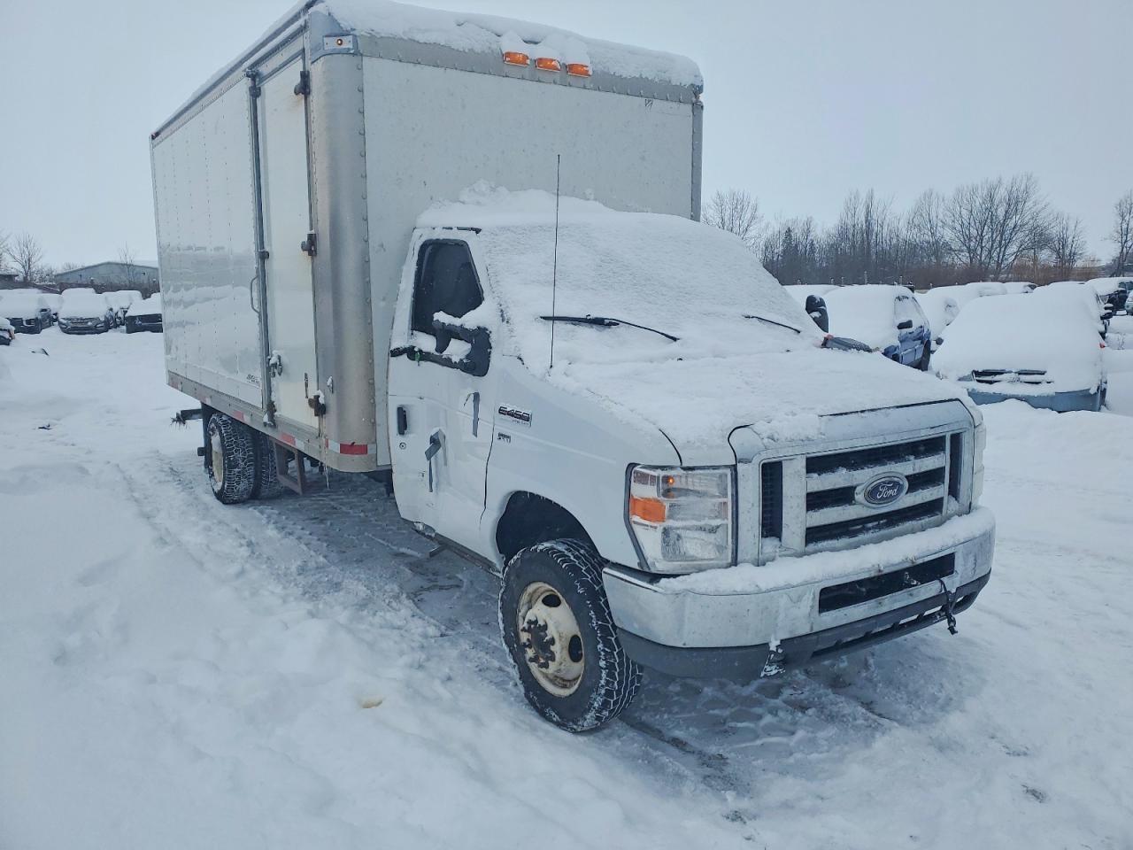 2016 Ford Econoline E450 Super Duty Cutaway Van