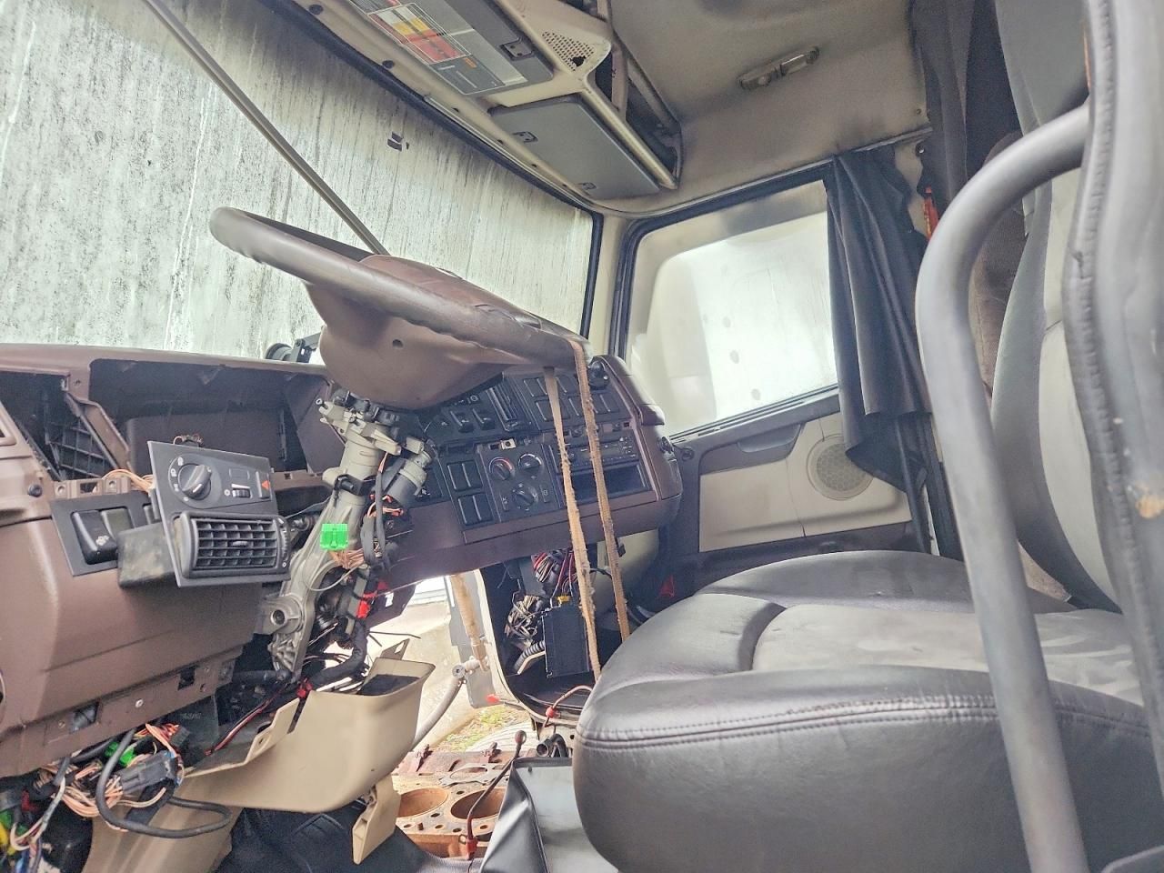 2015 Volvo VNL Semi Truck