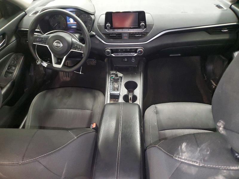 2022 Niss Altima s