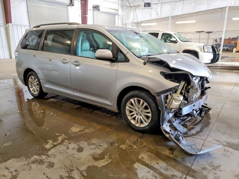 2013 Toyota Sienna xle
