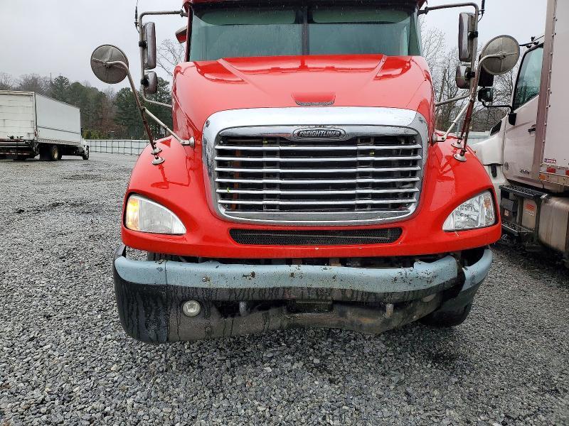 2006 Freigliner 2004 Freightliner Columbia 112 Semi Truck