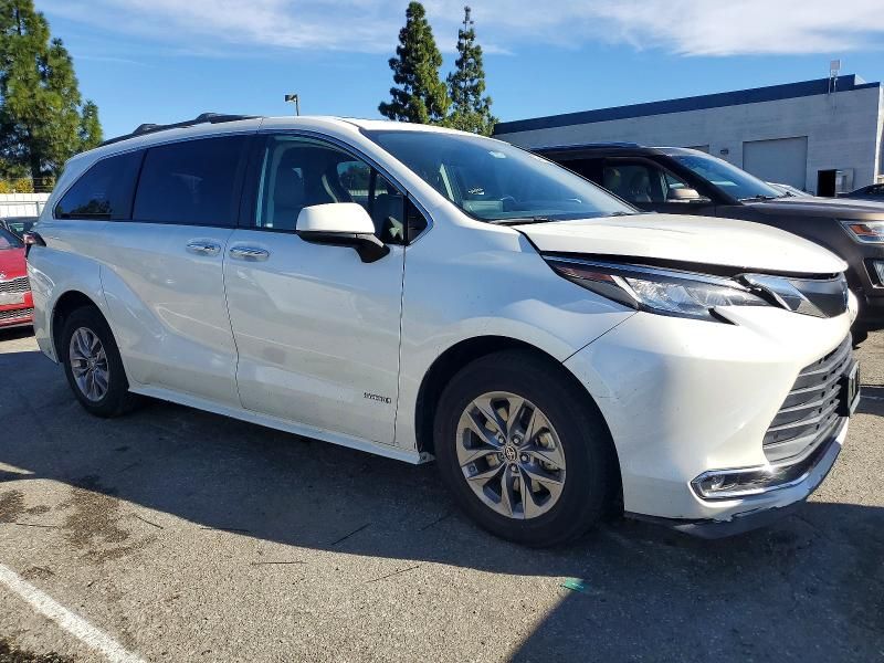 2021 Toyota Sienna xle