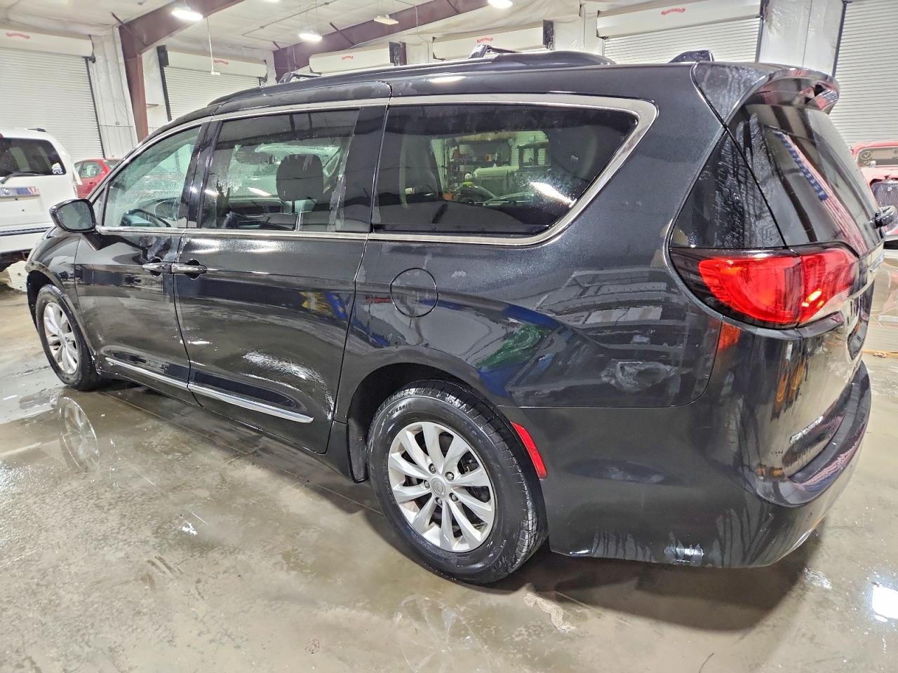 2017 Chrysler Pacifica Touring l
