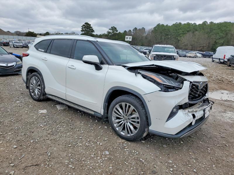 2022 Toyota Highlander Hybrid Platinum