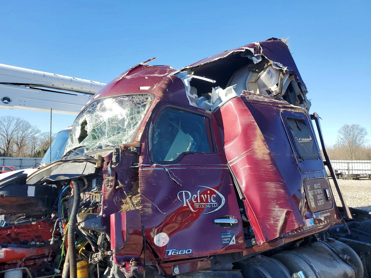 2016 Kenworth T680 Semi Truck