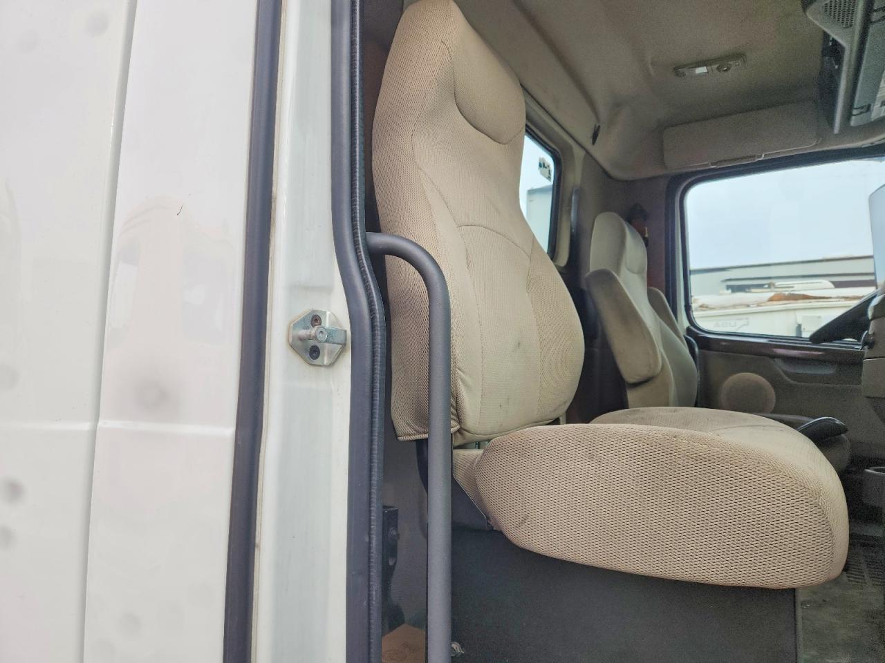 2018 Volvo VNM Semi Truck