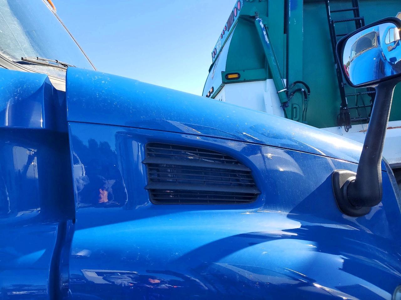 2016 Freightliner Cascadia 113 Semi Truck