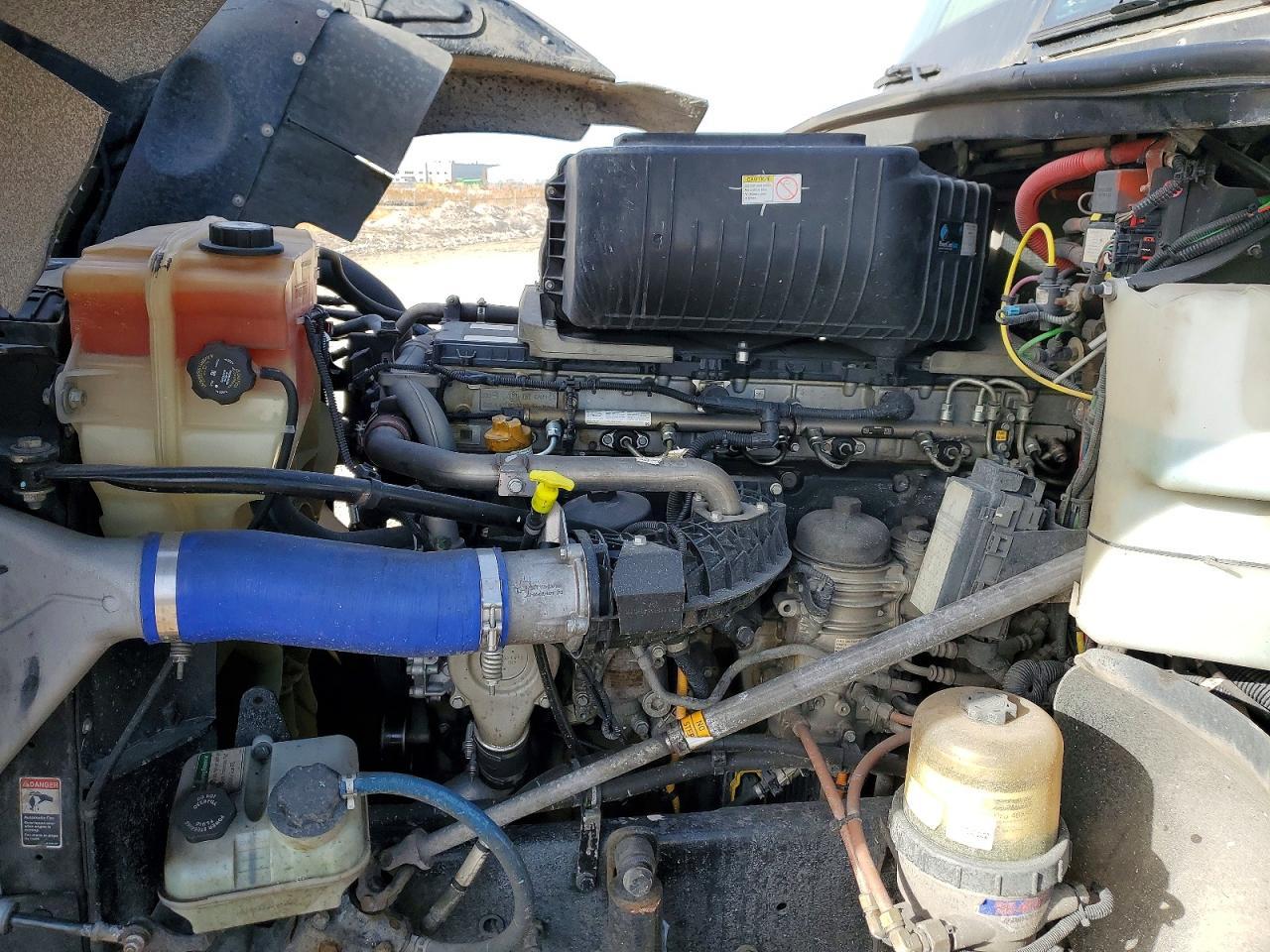 2020 Freigliner 2020 Freightliner 122SD Semi Truck