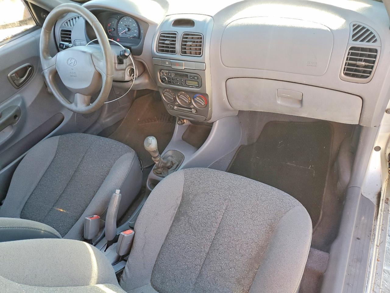 2001 Hyundai Accent l