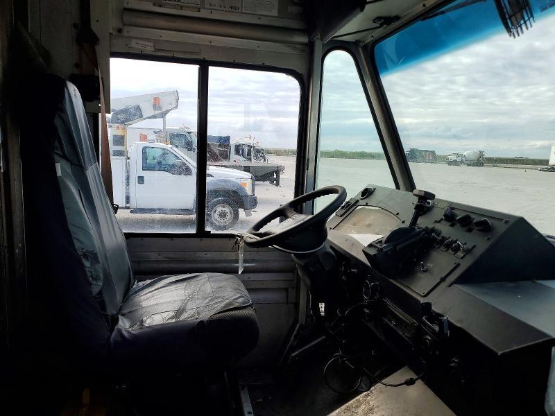 2009 Workhorse Custom Chassis W42 Delivery Truck