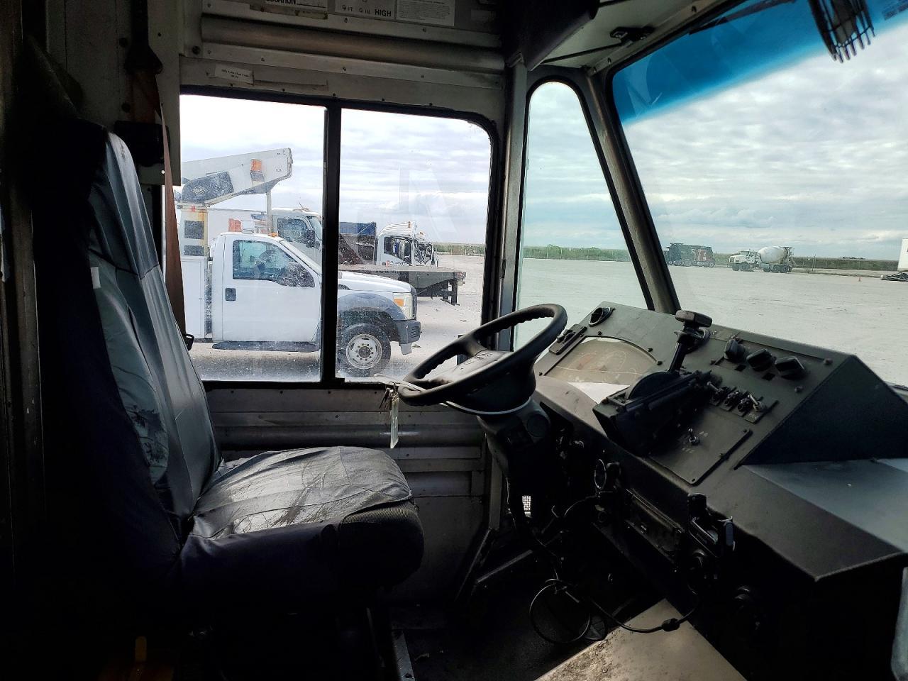 2009 Workhorse Custom Chassis W42 Delivery Truck