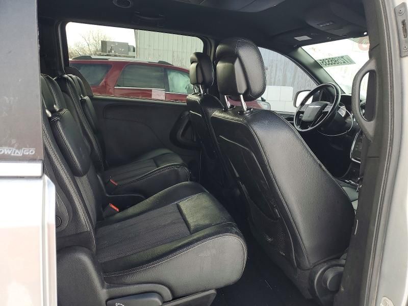 2014 Chrysler Town & Country s