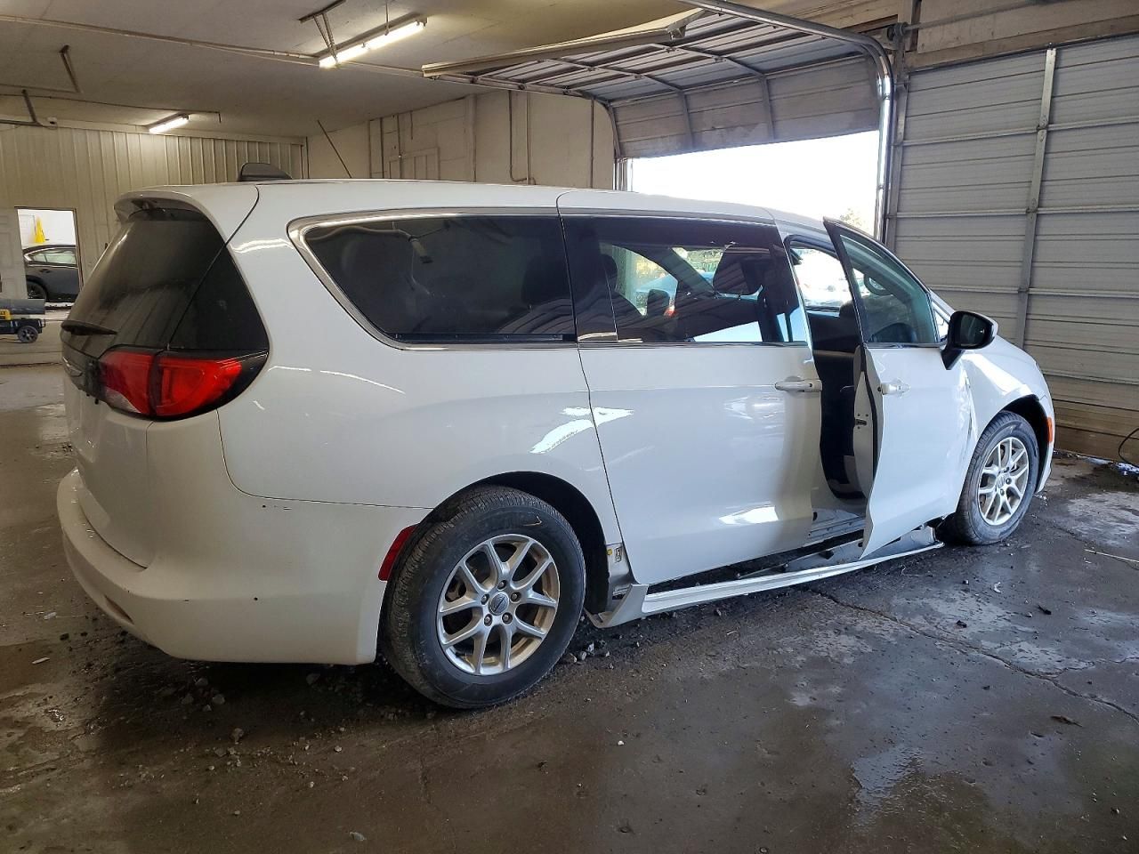 2023 Chrysler Voyager lx