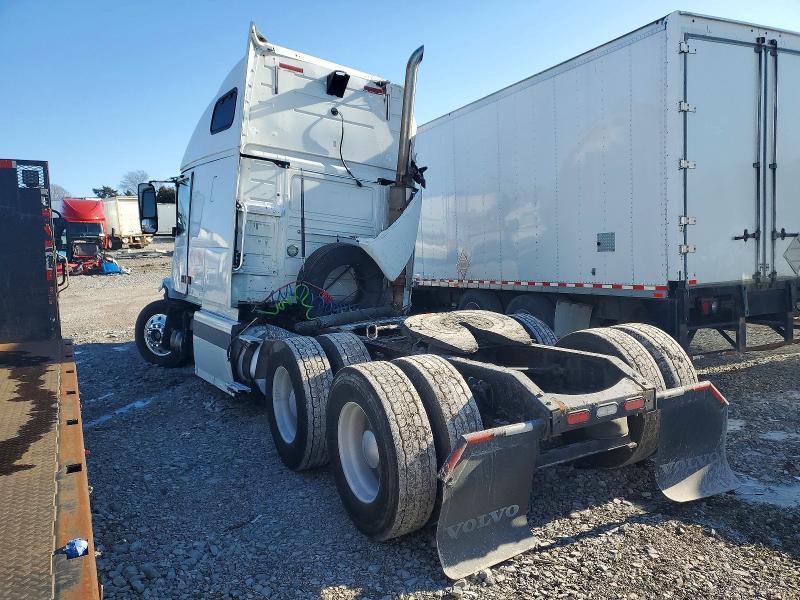 2005 Volvo VNL Semi Truck