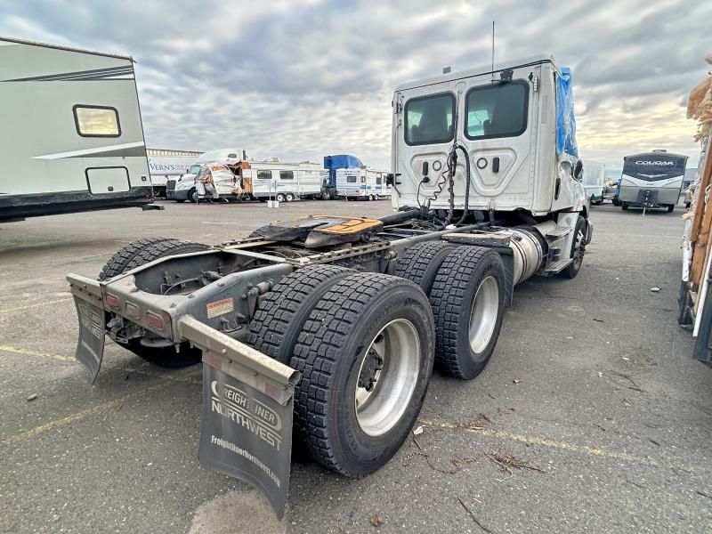 2023 Freightliner Cascadia 126 Semi Truck