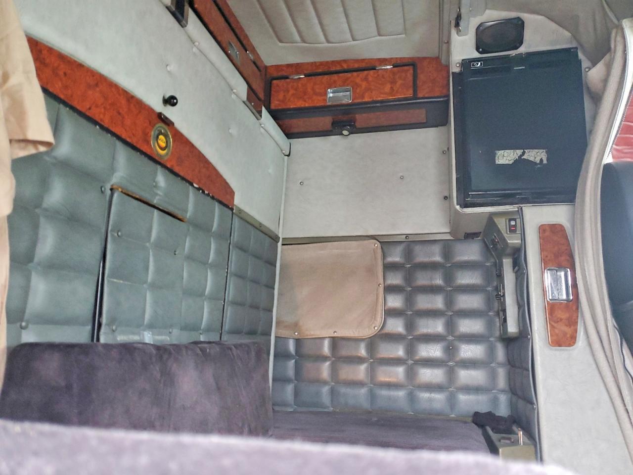 2002 Peterbilt 379 Semi Truck