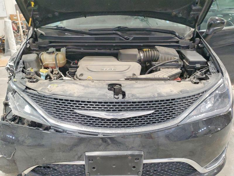 2017 Chrysler Pacifica Touring l