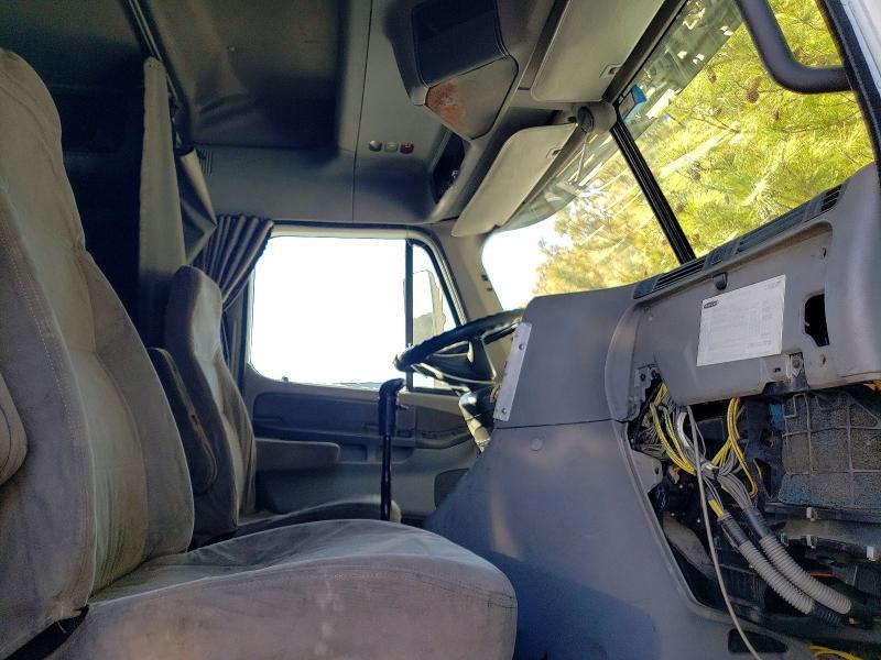 2004 Freightliner Columbia 120 Semi Truck