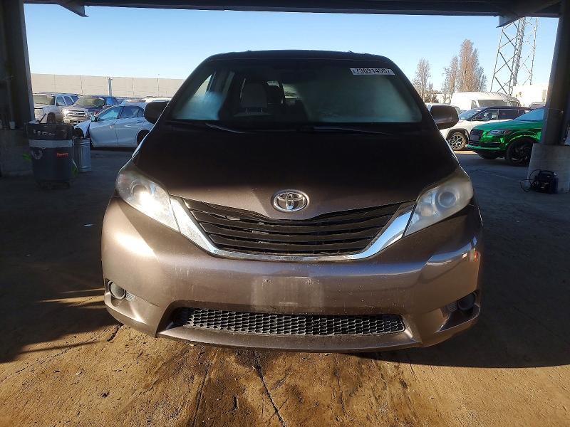 2013 Toyota Sienna xle 8-passenger