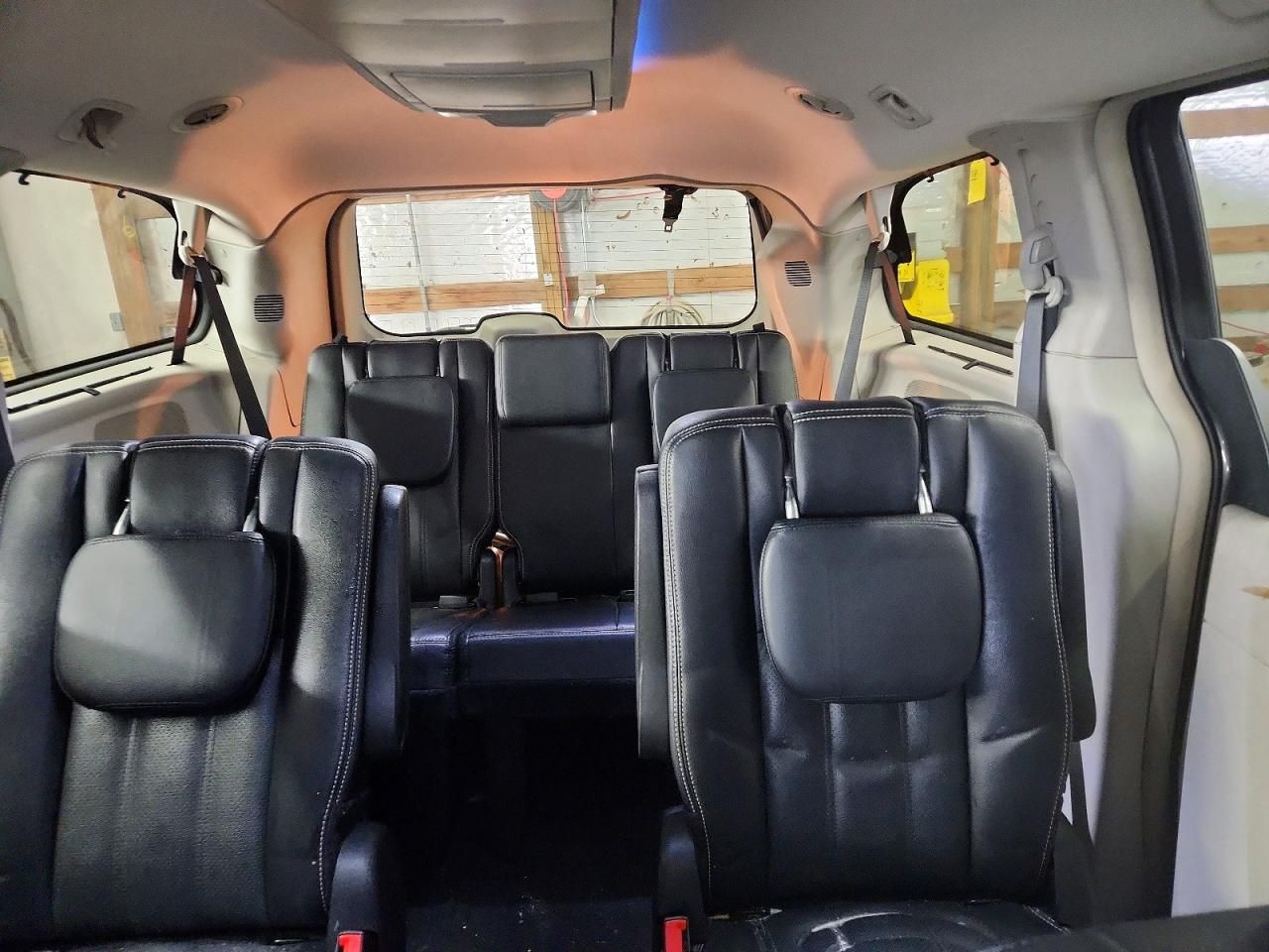 2016 Chrysler Town & Country Touring l