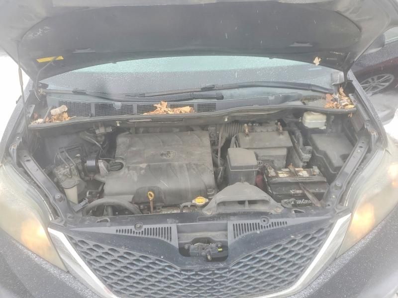2011 Toyota Sienna se 8-passenger