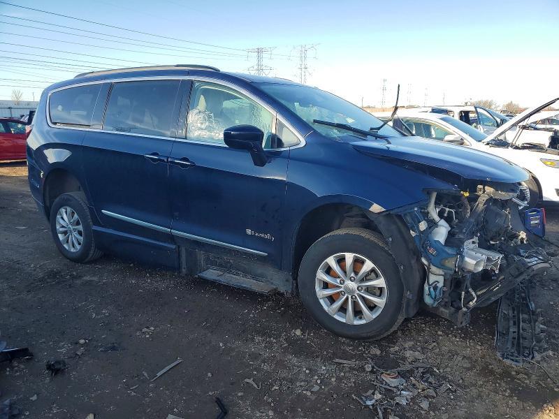 2017 Chrysler Pacifica Touring l