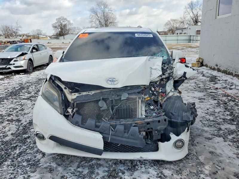 2015 Toyota Sienna Sport