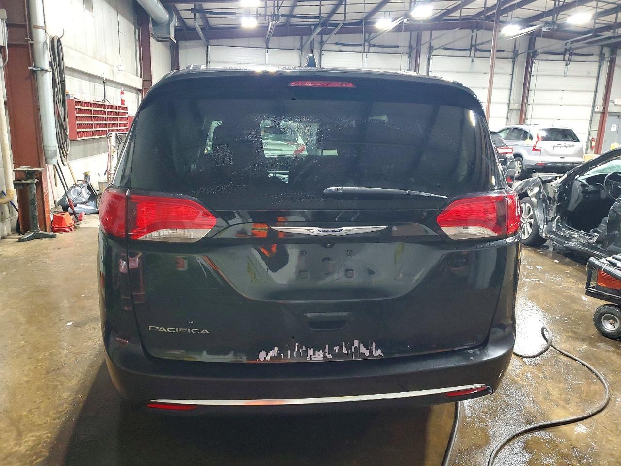 2017 Chrysler Pacifica Touring l