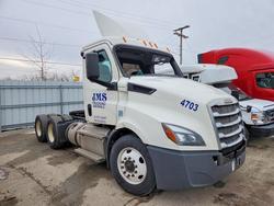 Salvage trucks for sale at Fort Wayne, IN auction: 2019 Freigliner 2019 Freightliner Cascadia 116 Semi Truck