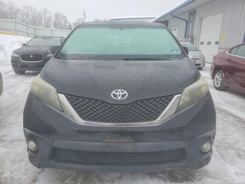 2011 Toyota Sienna se 8-passenger