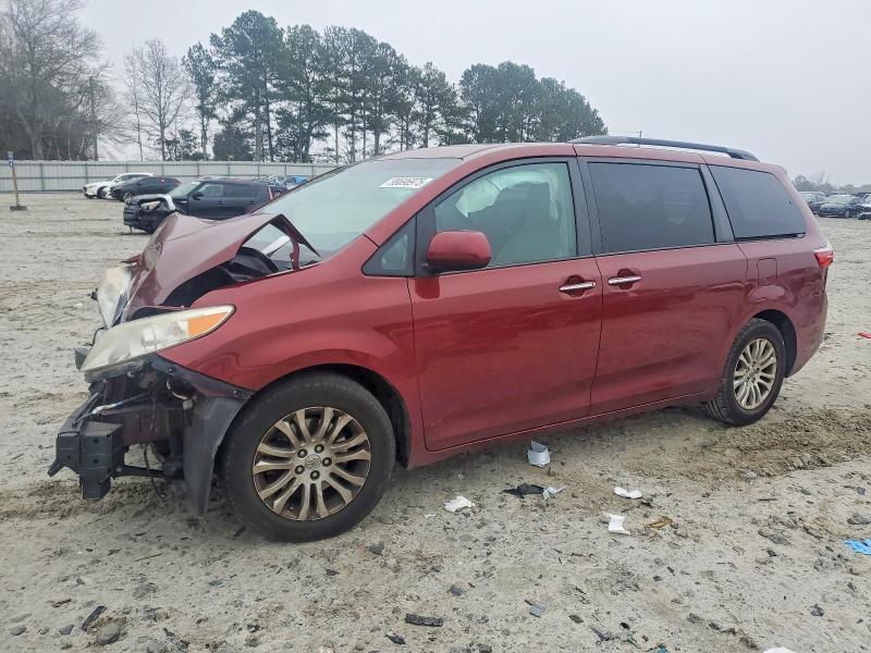 2015 Toyota Sienna xle Premium 8-passenger