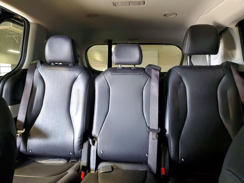 2023 KIA Carnival lx