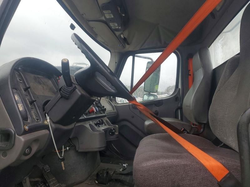 2015 Freightliner Business Class M2 Semi Truck