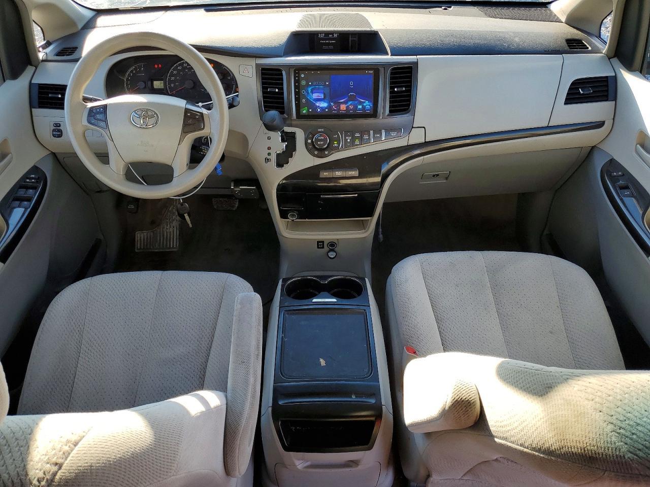 2013 Toyota Sienna le 8-passenger