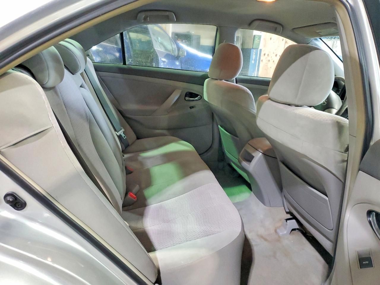 2010 Toyota Camry le a
