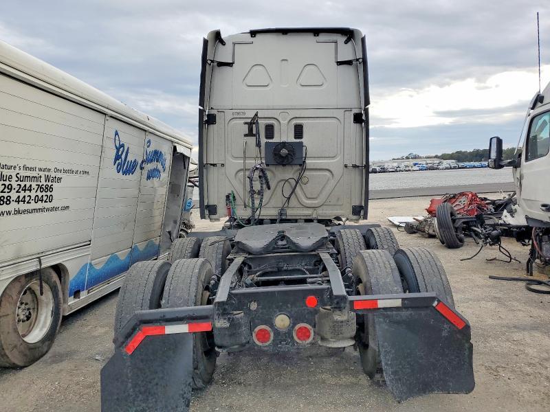 2014 Freightliner Cascadia 125 Semi Truck
