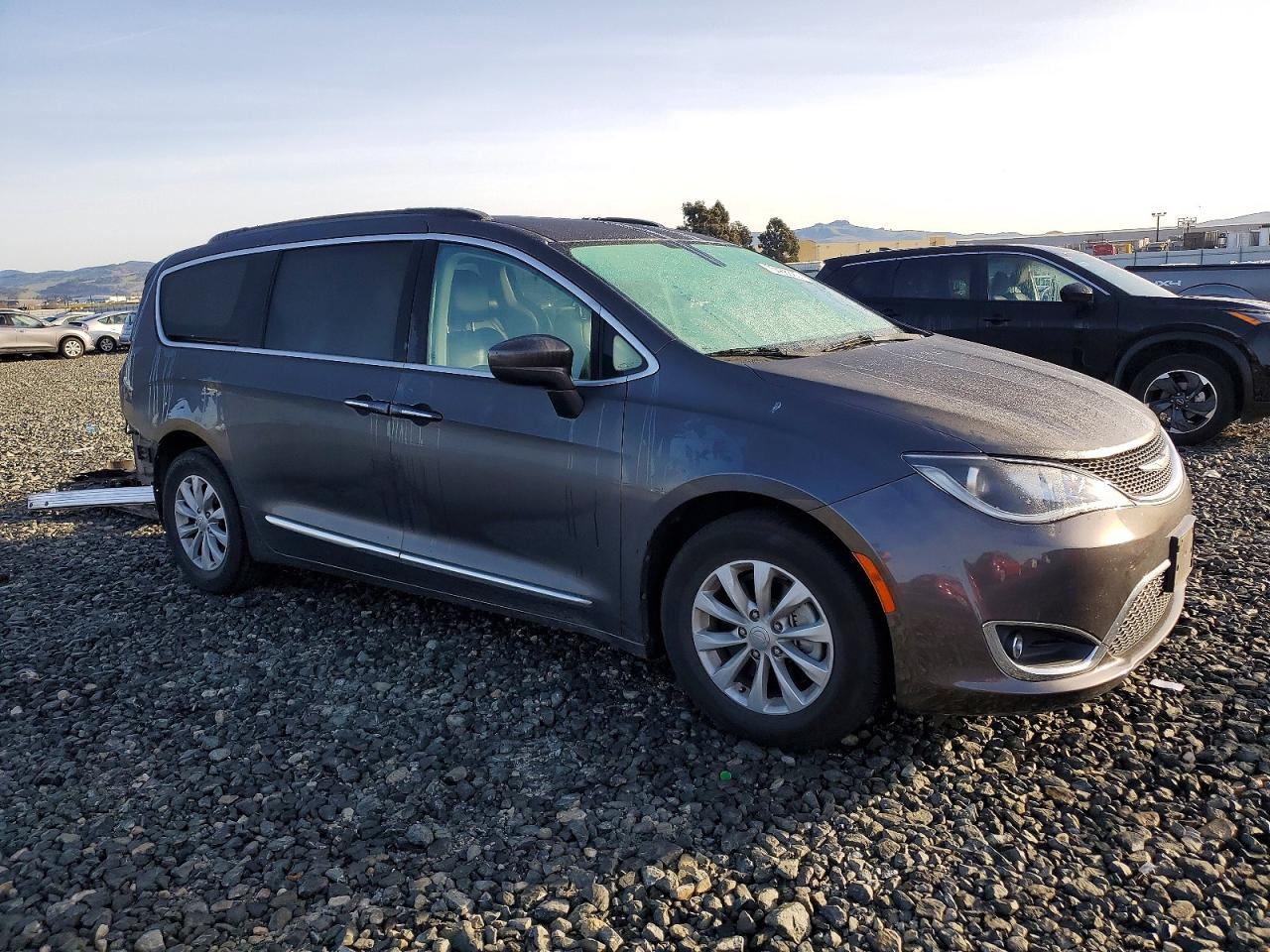 2017 Chrysler Pacifica Touring l