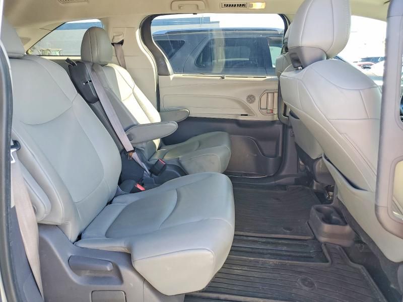 2021 Toyota Sienna xle