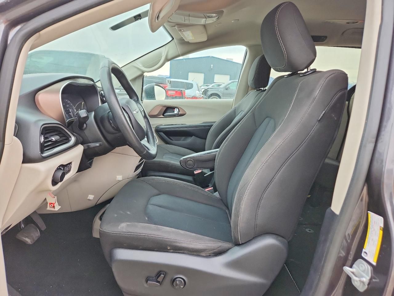 2020 Chrysler Voyager lx