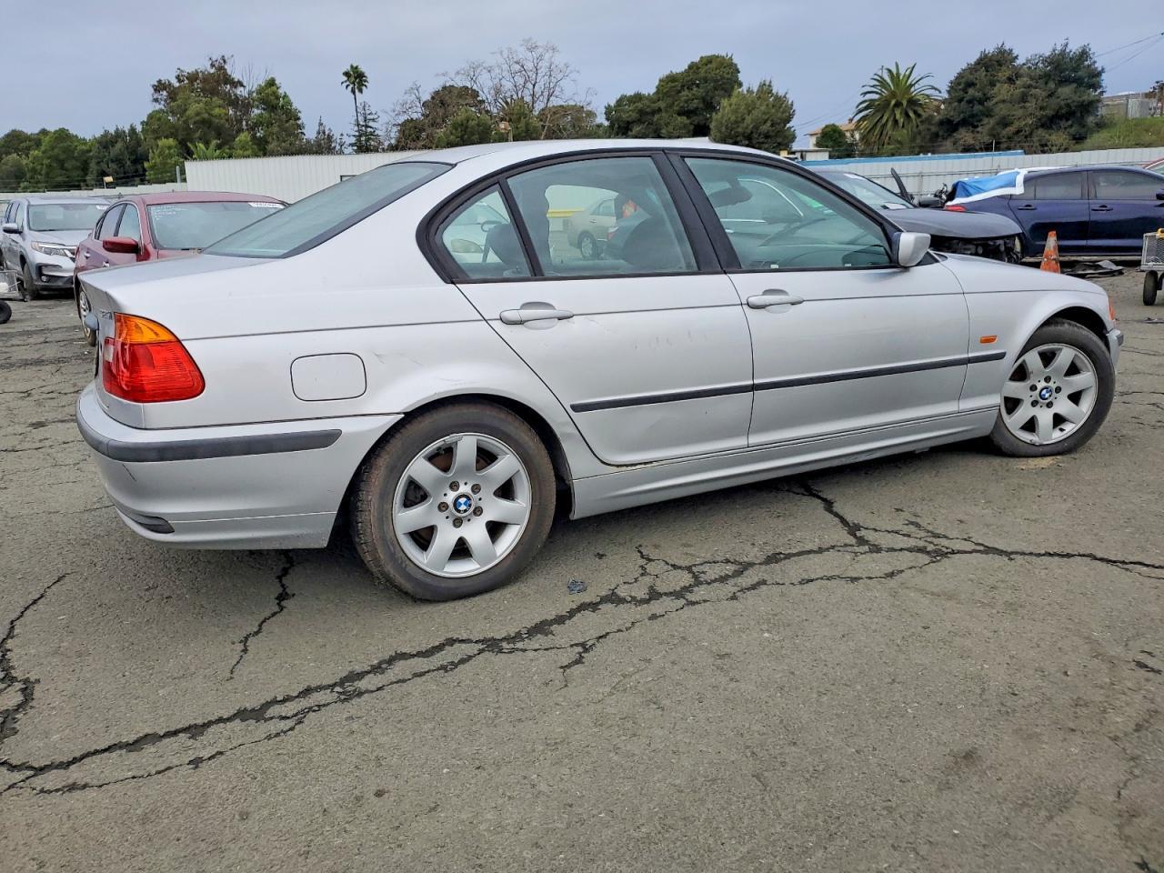 2001 BMW 325 i